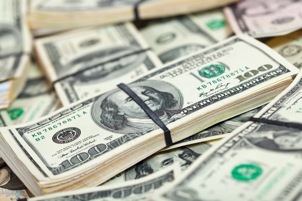 dinheiro-ou-cartao?-qual-a-melhor-forma-de-levar-dolares-em-viagens?