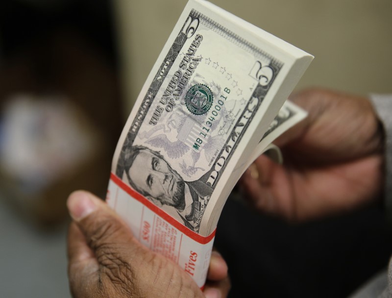 dolar-sobe-e-fecha-em-r$-5,51,-no-maior-patamar-em-mais-de-dois-anos,-apos-novas-falas-de-lula