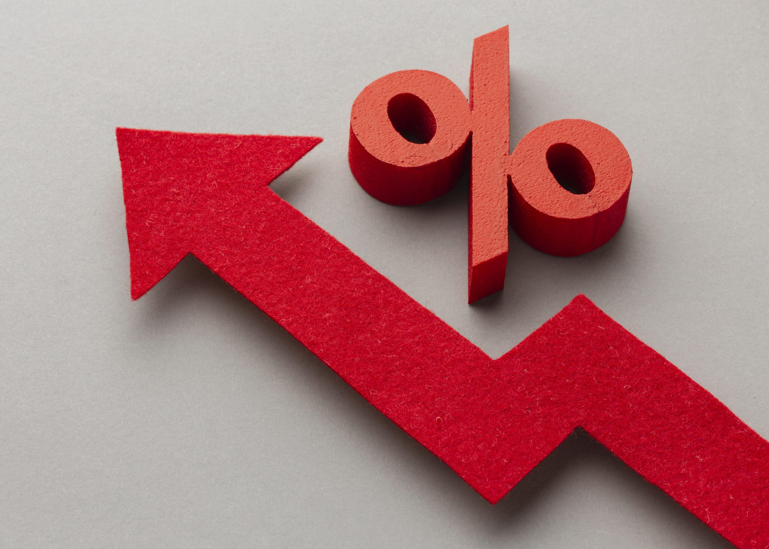 dolar-opera-em-alta-e-bate-r$-5,48-a-espera-de-decisao-sobre-taxa-selic;-ibovespa-oscila