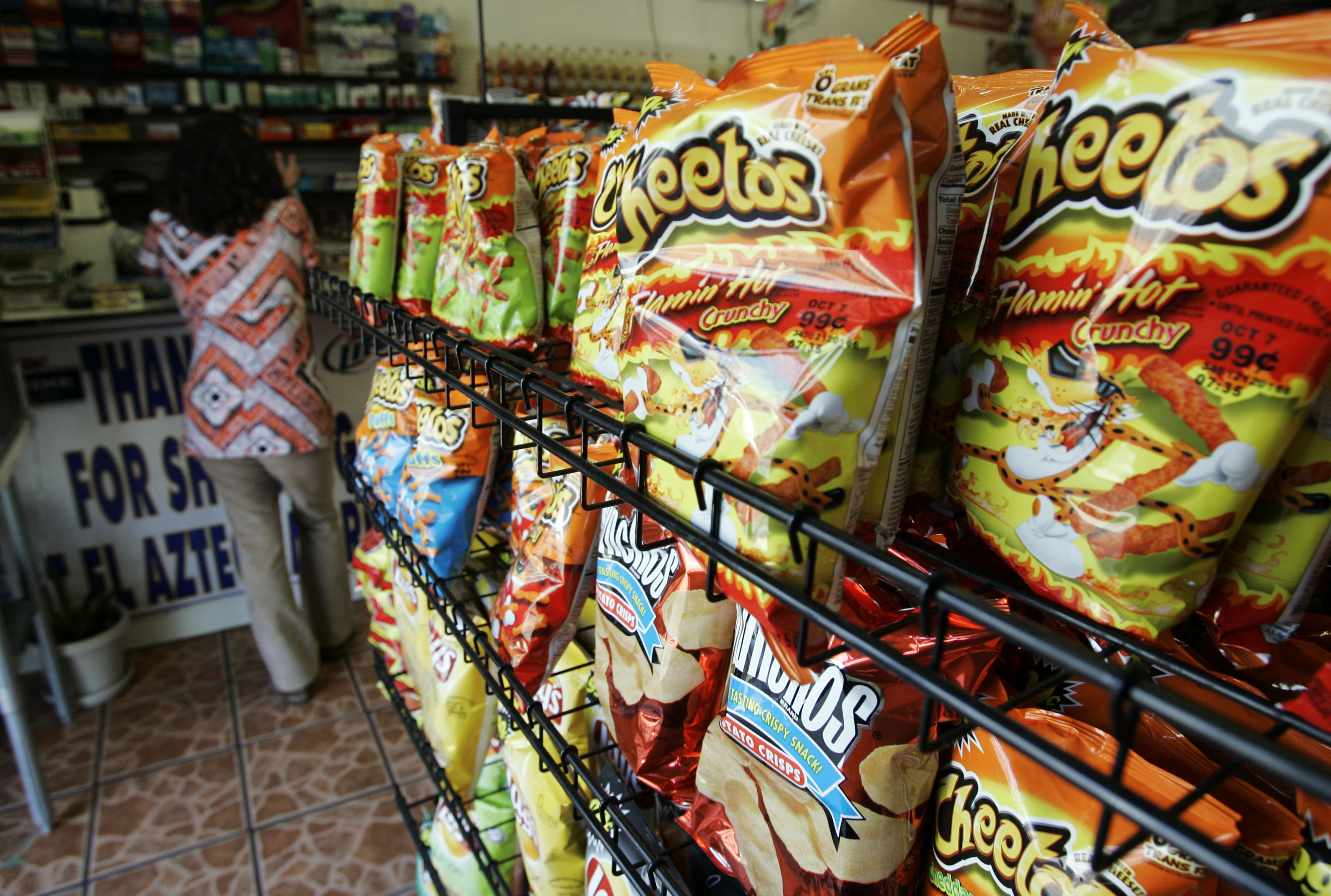 disputa-sobre-origem-do-flamin’-hot-cheetos-vai-parar-na-justica;-entenda