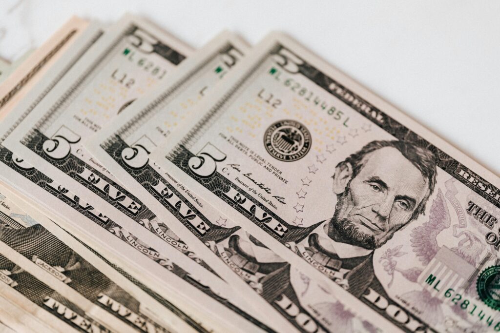 dolar-opera-com-volatilidade,-com-expectativa-de-queda-de-juros-nos-eua