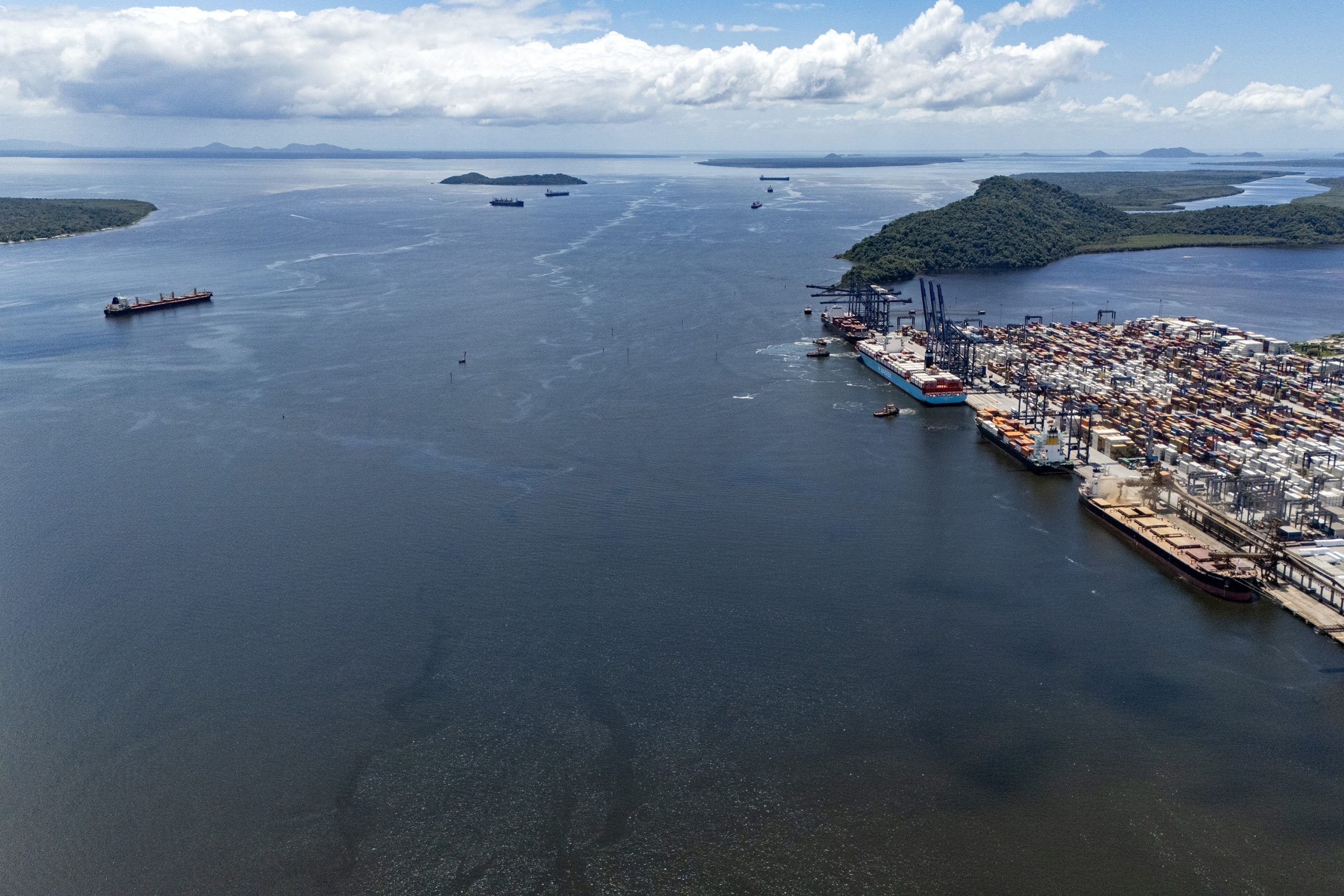 apos-leilao,-porto-de-paranagua-se-torna-o-primeiro-do-brasil-a-ter-canal-de-acesso-concedido-a-iniciativa-privada
