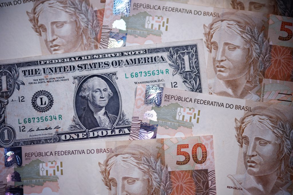 dolar-abre-a-r$-4,96-com-mercado-atento-a-tregua-entre-eua-e-ira