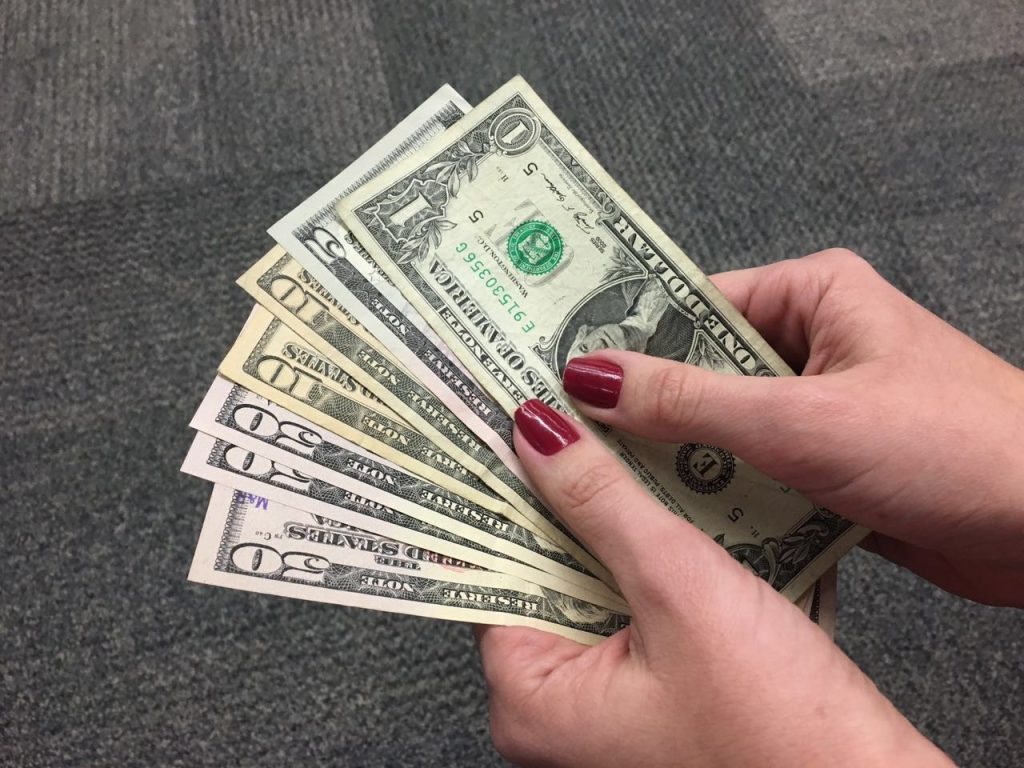 dolar-abre-a-r$-5,01-com-investidores-monitorando-conflito-no-oriente-medio