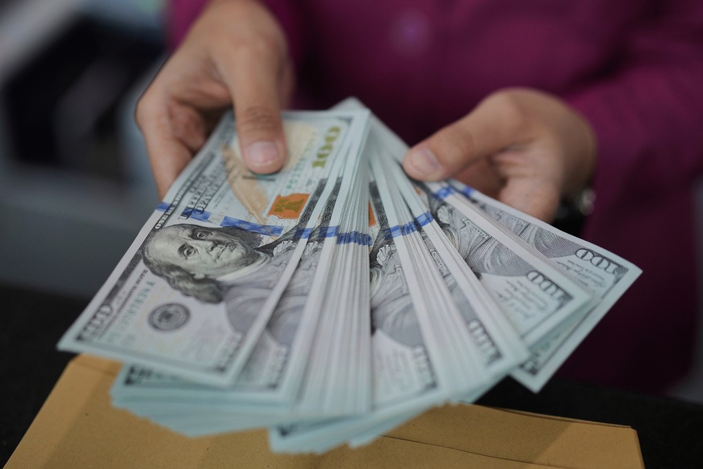 dolar-cai-a-r$-4,95-com-foco-no-petroleo-e-cenario-domestico;-ibovespa-recua