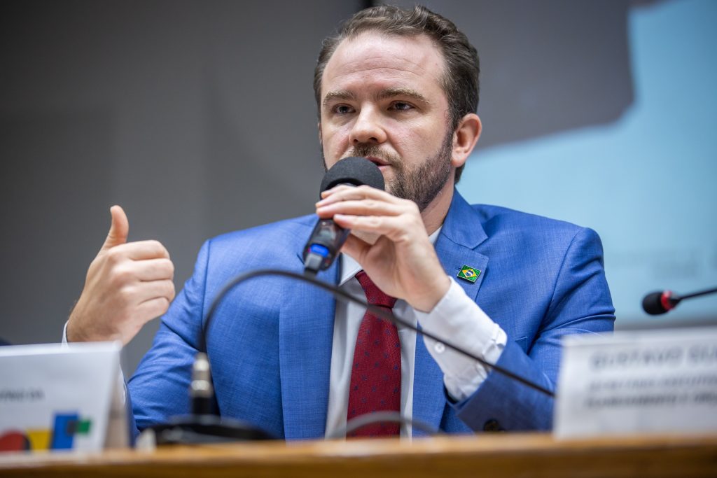 taxa-das-blusinhas:-arrecadacao-
sobe-25%-e-bate-recorde;-governo-discute-acabar-com-imposto