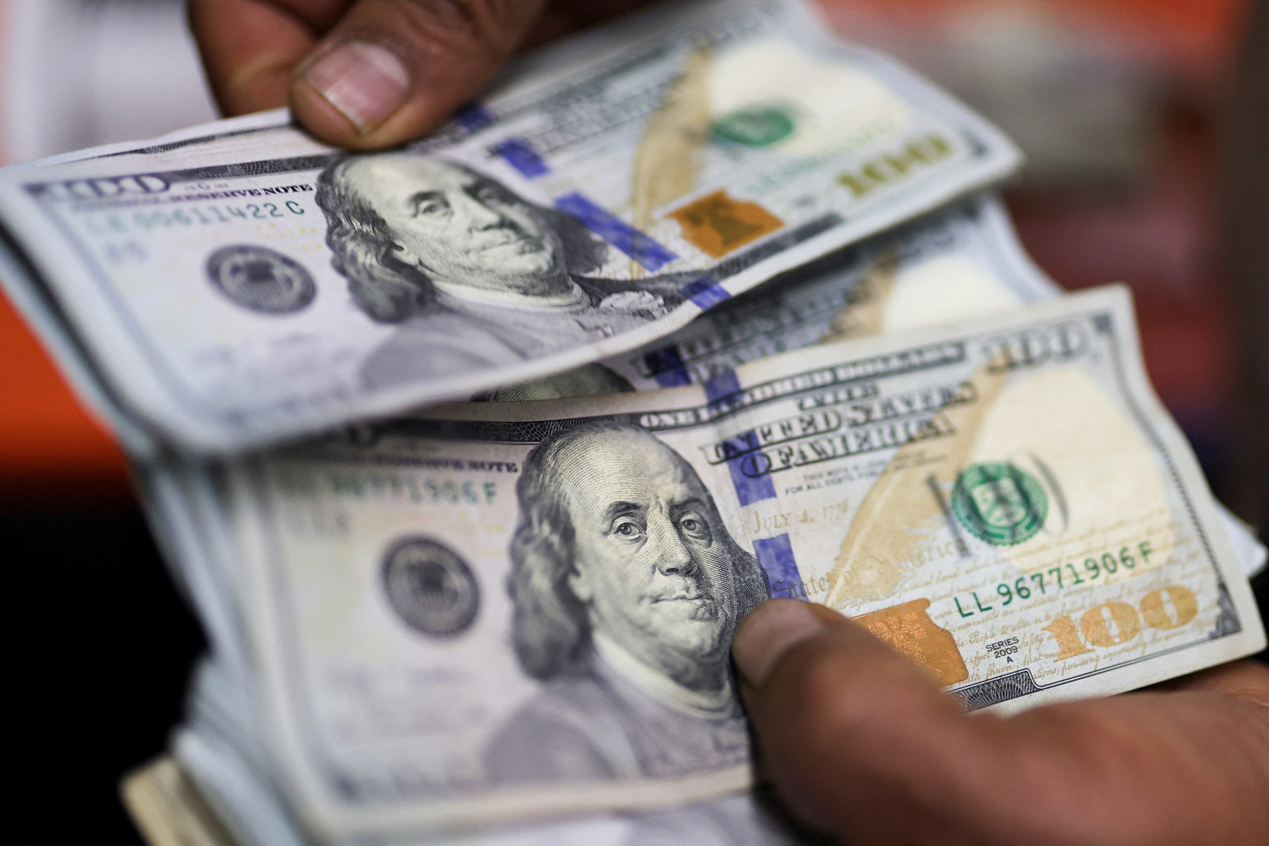 dolar-sobe-acima-de-r$-5-com-tensao-entre-eua-e-ira-e-posse-do-novo-presidente-do-fed;-ibovespa-recua