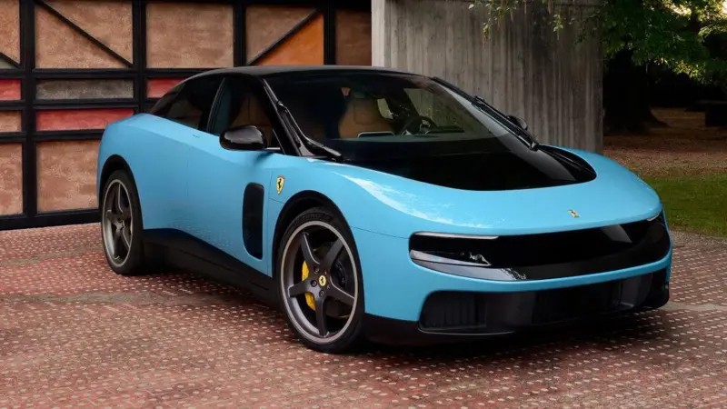 acoes-da-ferrari-despencam-mais-de-8%-apos-a-revelacao-do-1o-carro-eletrico-da-marca