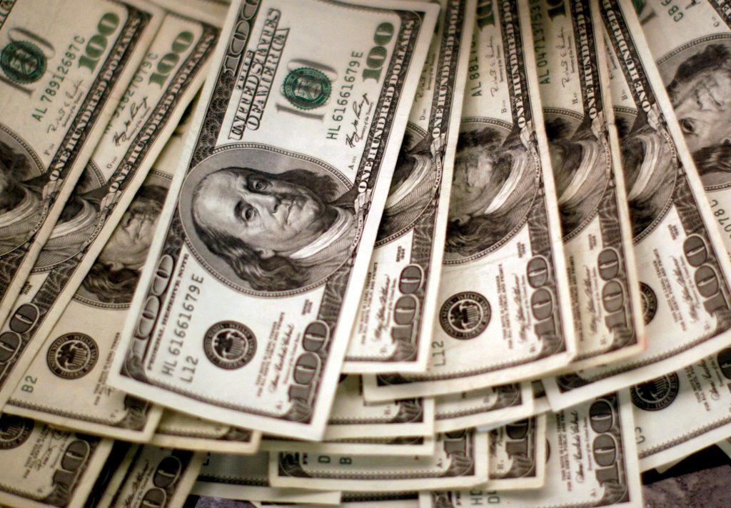 dolar-sobe-e-ibovespa-recua-com-mercado-atento-a-ataques-dos-eua-ao-ira