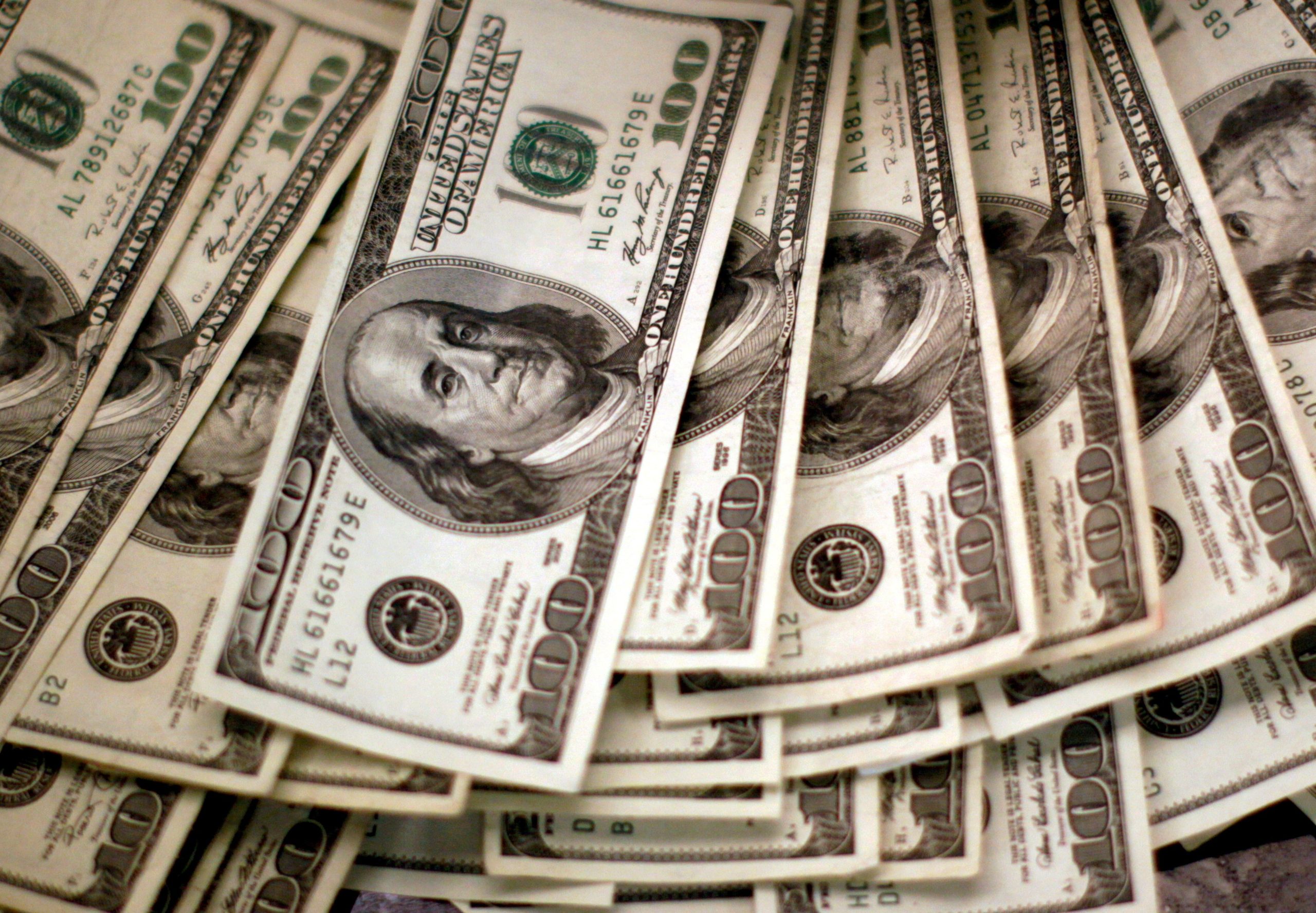 dolar-sobe-e-ibovespa-recua-com-mercado-atento-a-ataques-dos-eua-ao-ira