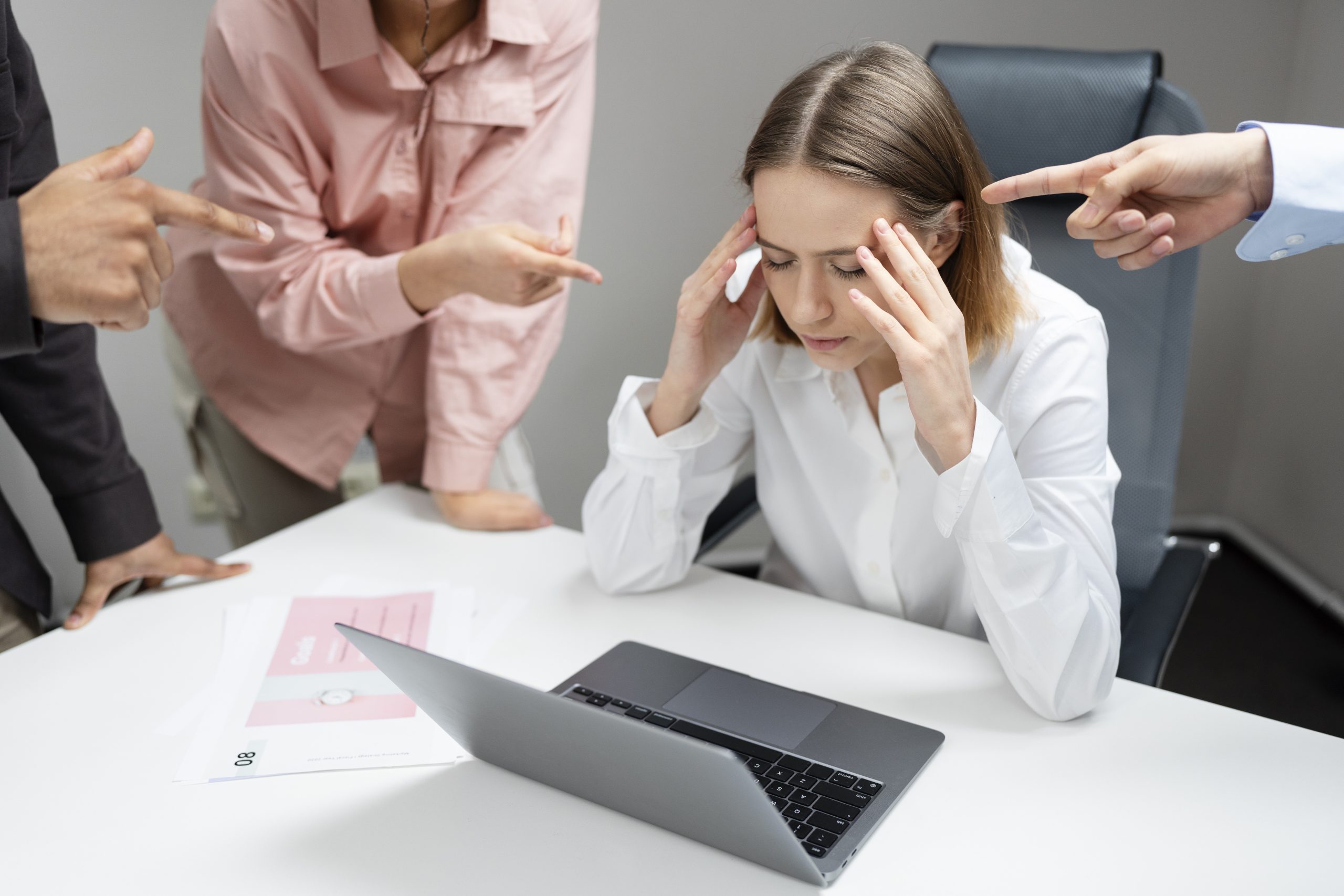 nr-1:-como-saber-se-voce-esta-em-um-ambiente-de-trabalho-toxico?-faca-o-quiz-e-descubra-como-denunciar