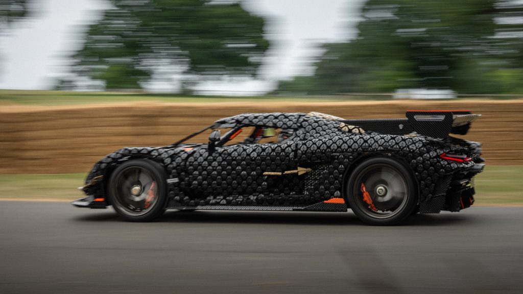 carro-esportivo-de-lego-em-tamanho-real-atinge-111-km/h-e-quebra-recorde-de-velocidade